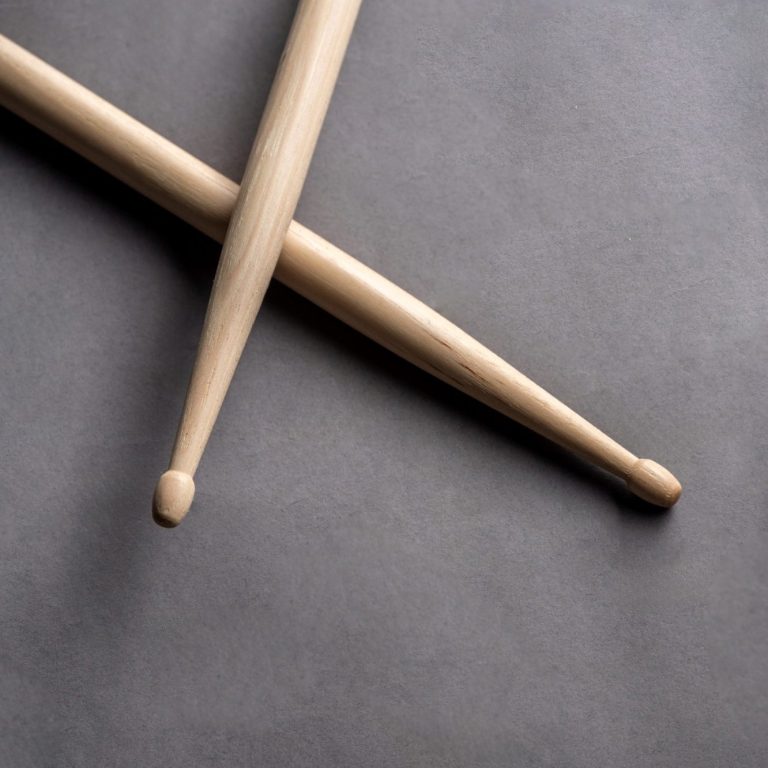 Sticks auf Boden Zwei Holz-Schlagstöcke auf einem grauen Hintergrund.