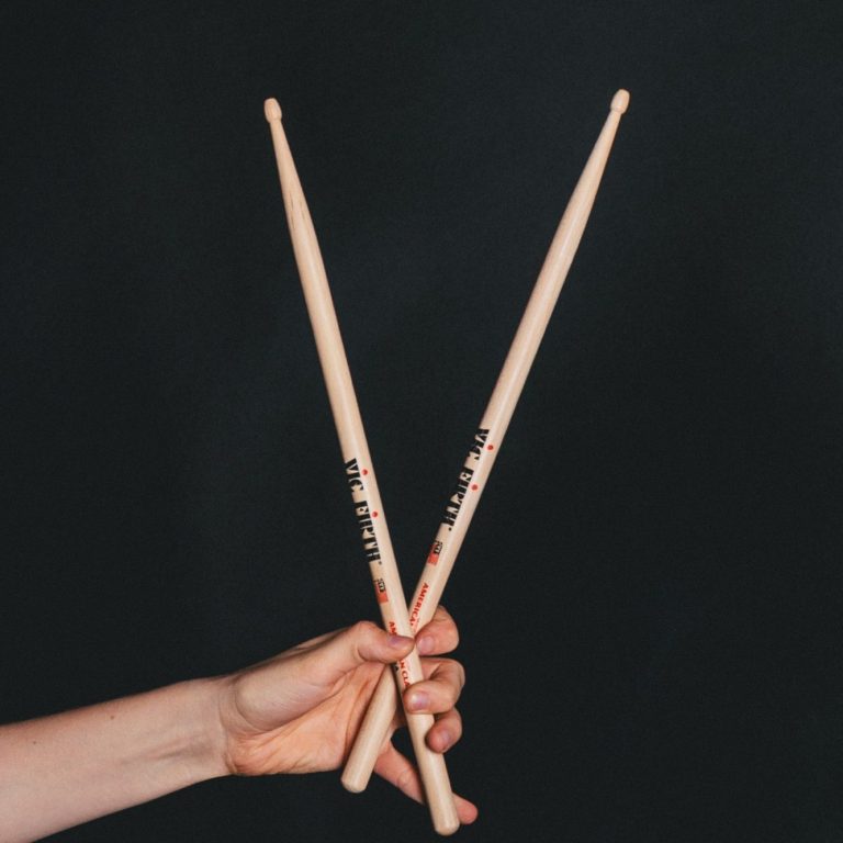 Drumsticks Zwei Drumsticks werden mit einer Hand gehalten.